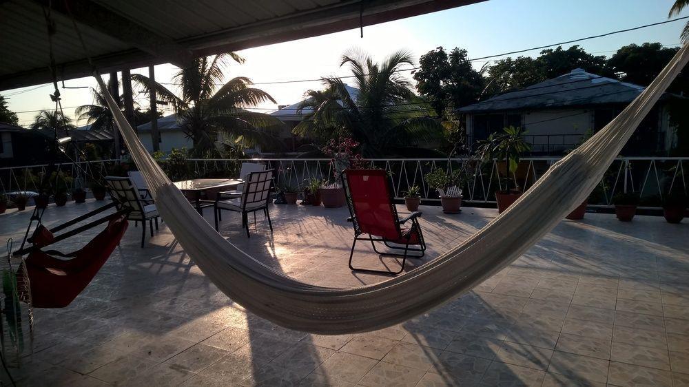 The Red Hut Inn Belize City Eksteriør billede