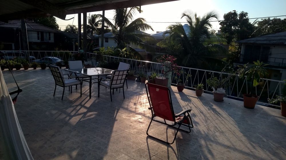 The Red Hut Inn Belize City Eksteriør billede