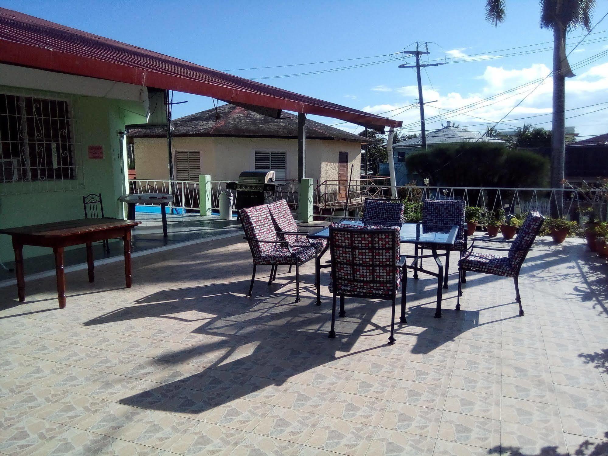 The Red Hut Inn Belize City Eksteriør billede