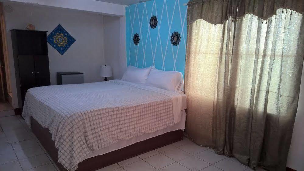 The Red Hut Inn Belize City Eksteriør billede