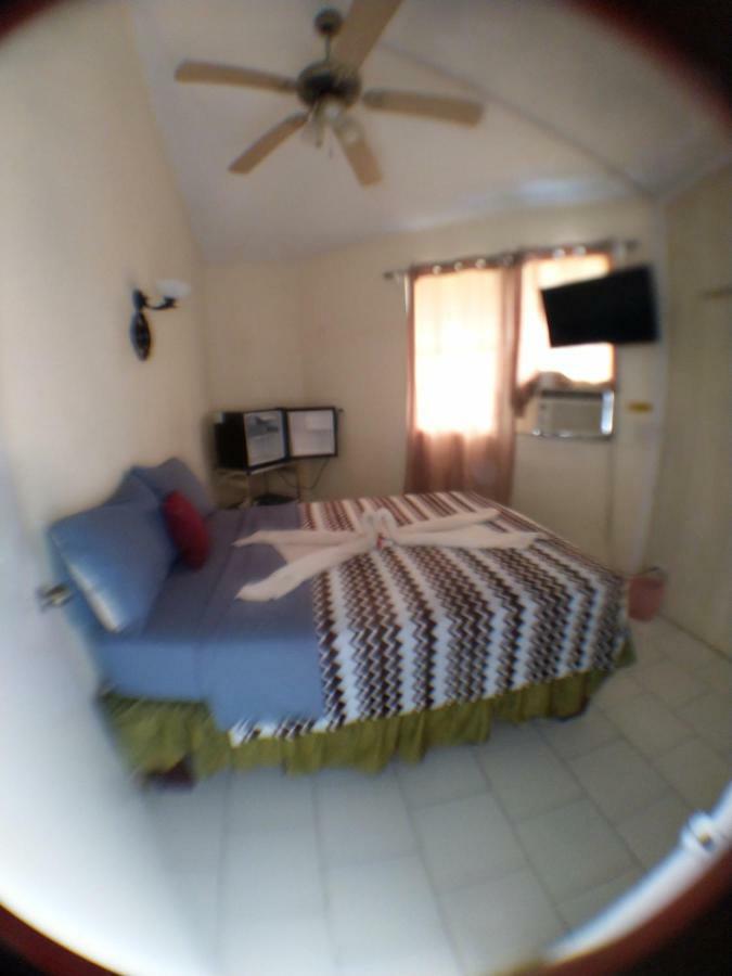 The Red Hut Inn Belize City Eksteriør billede