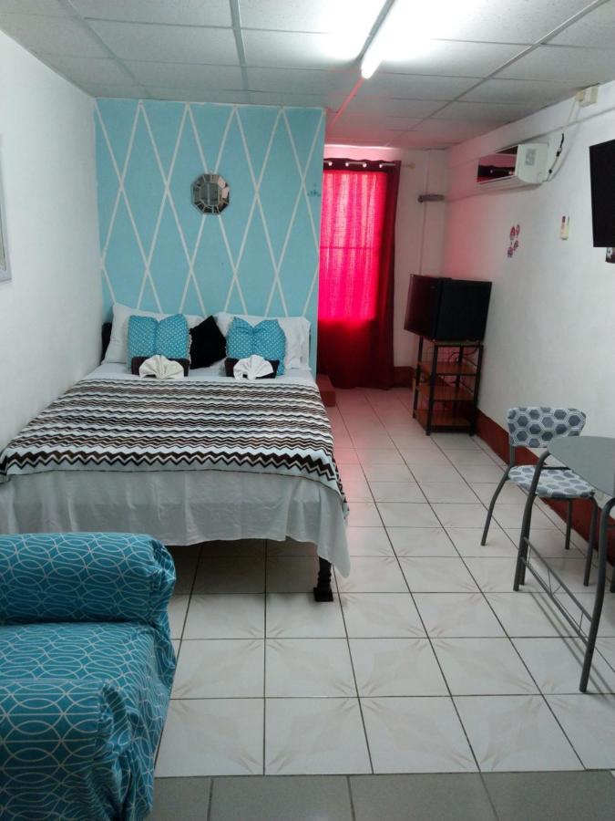The Red Hut Inn Belize City Eksteriør billede